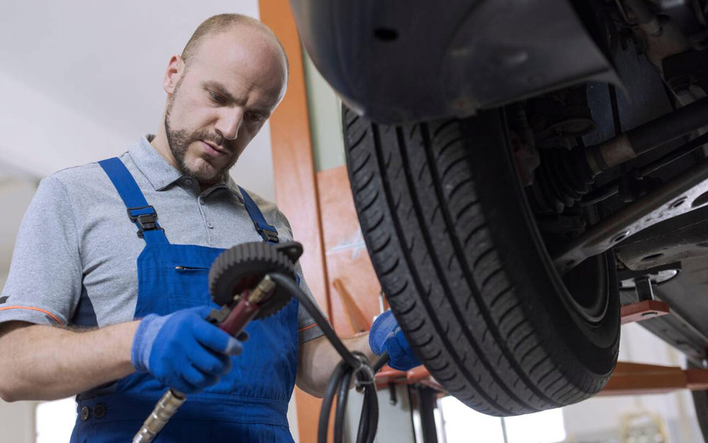 Meccanico effettua il Controllo Pressione Pneumatici